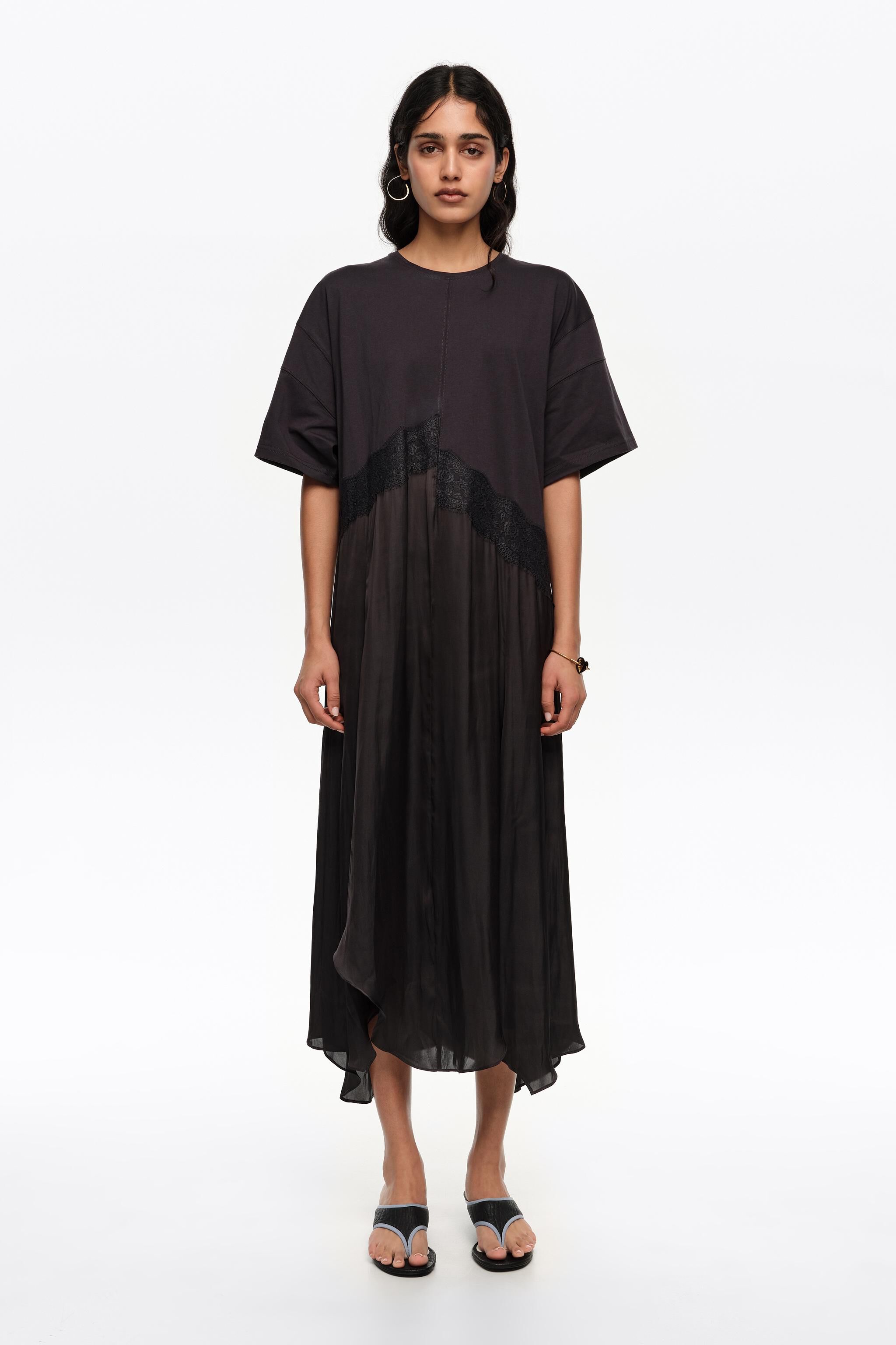 Schwarzes zweifach-materialisiertes asymmetrisches Kleid