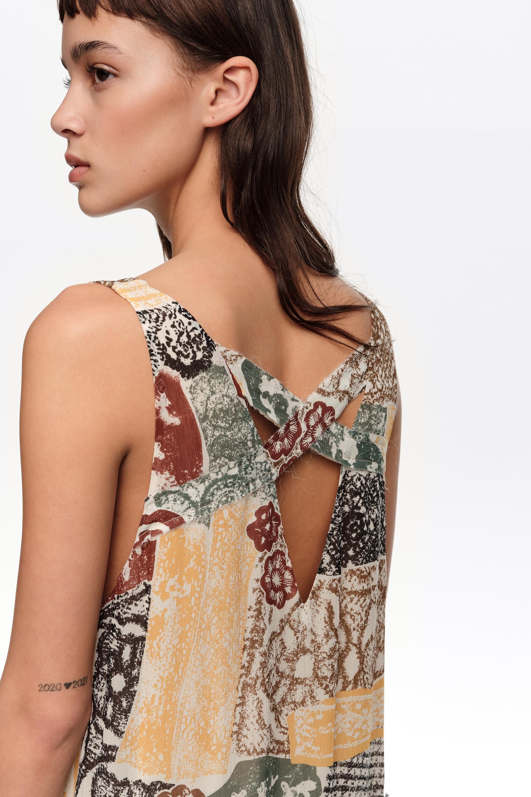 Ivory Spitze unregelmäßiges Fließkleid mit abgenutzten Details