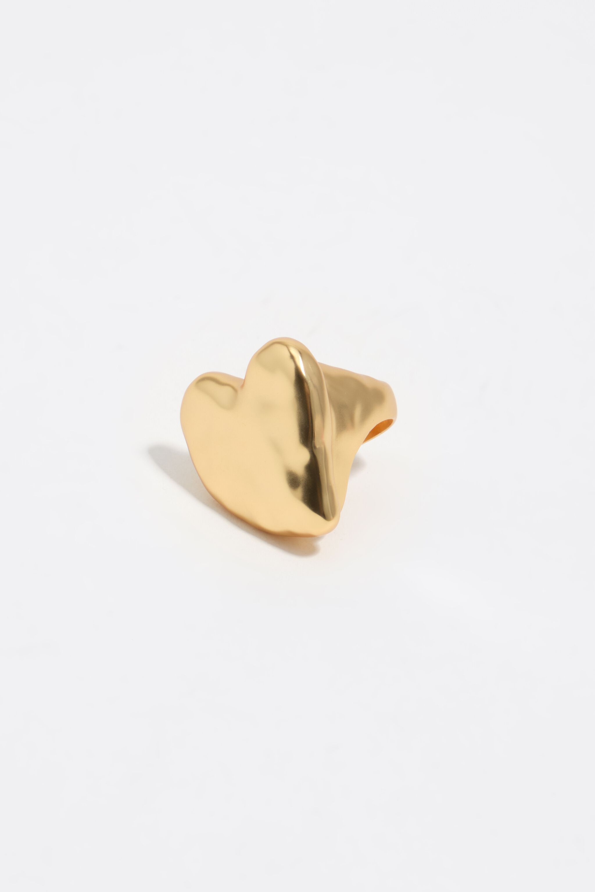 Herzring aus mattem Gold mit Struktur