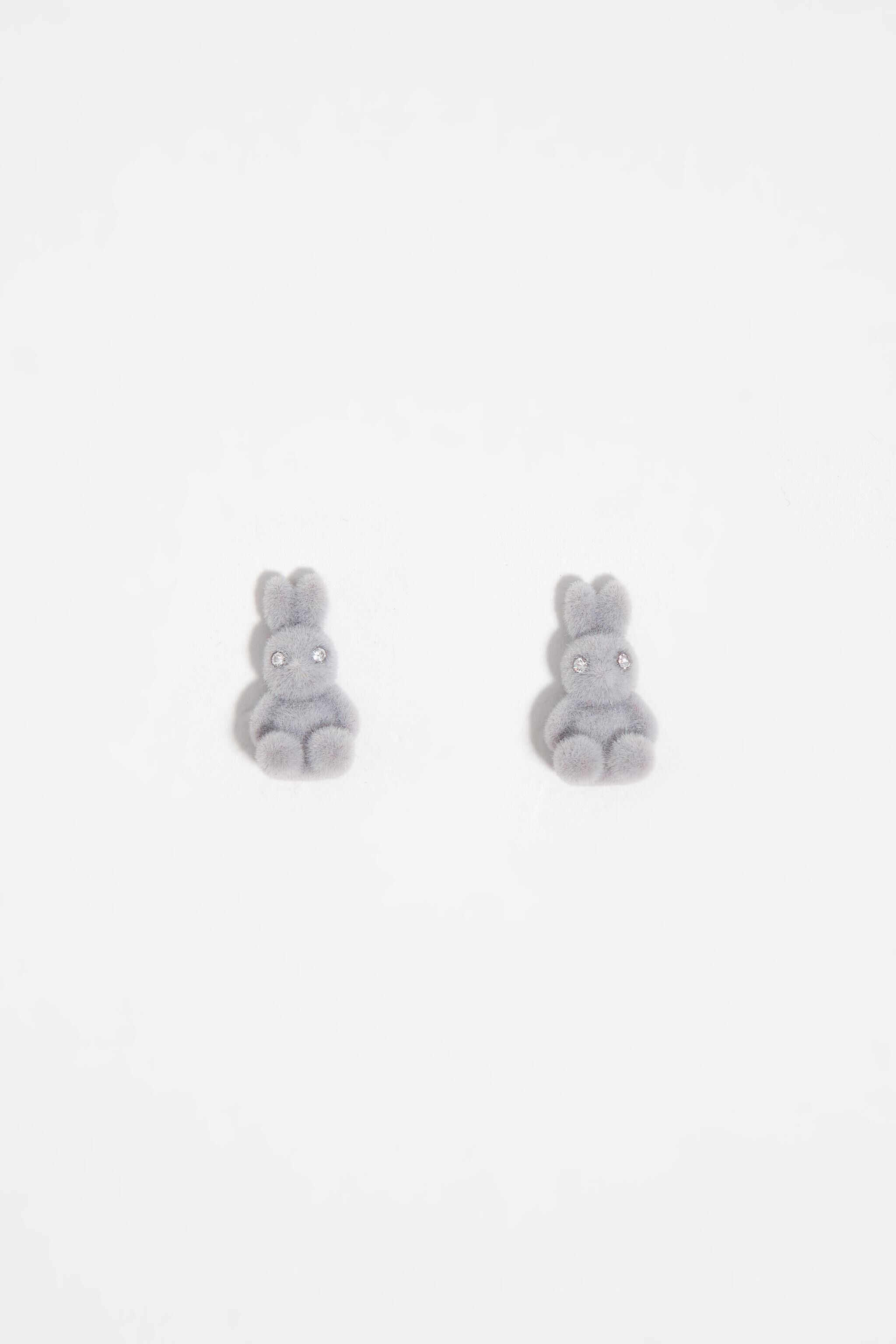 Graue filzige Ohrstecker mit Kaninchen