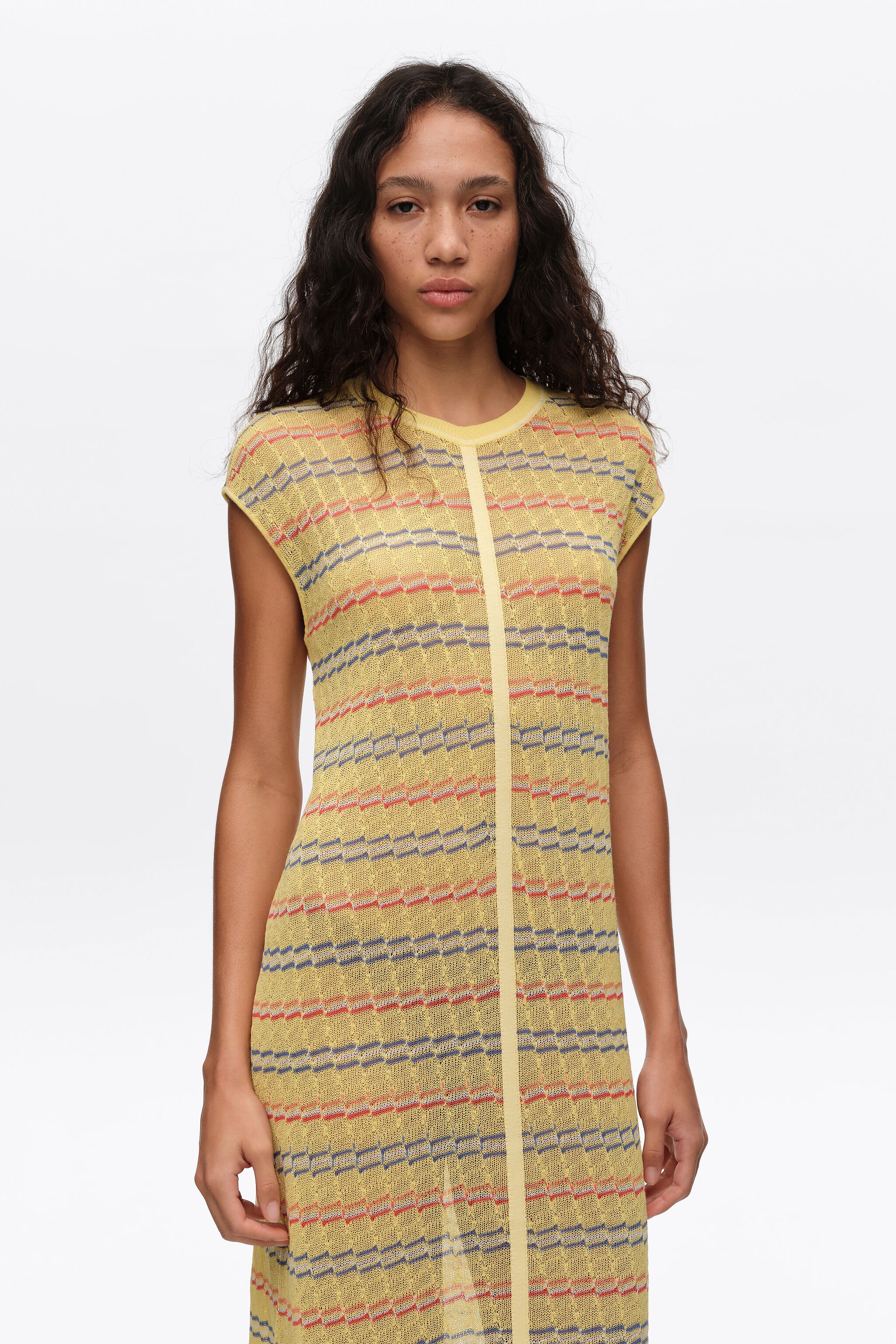 Ärmelloses gelbes Strickkleid mit Quasten