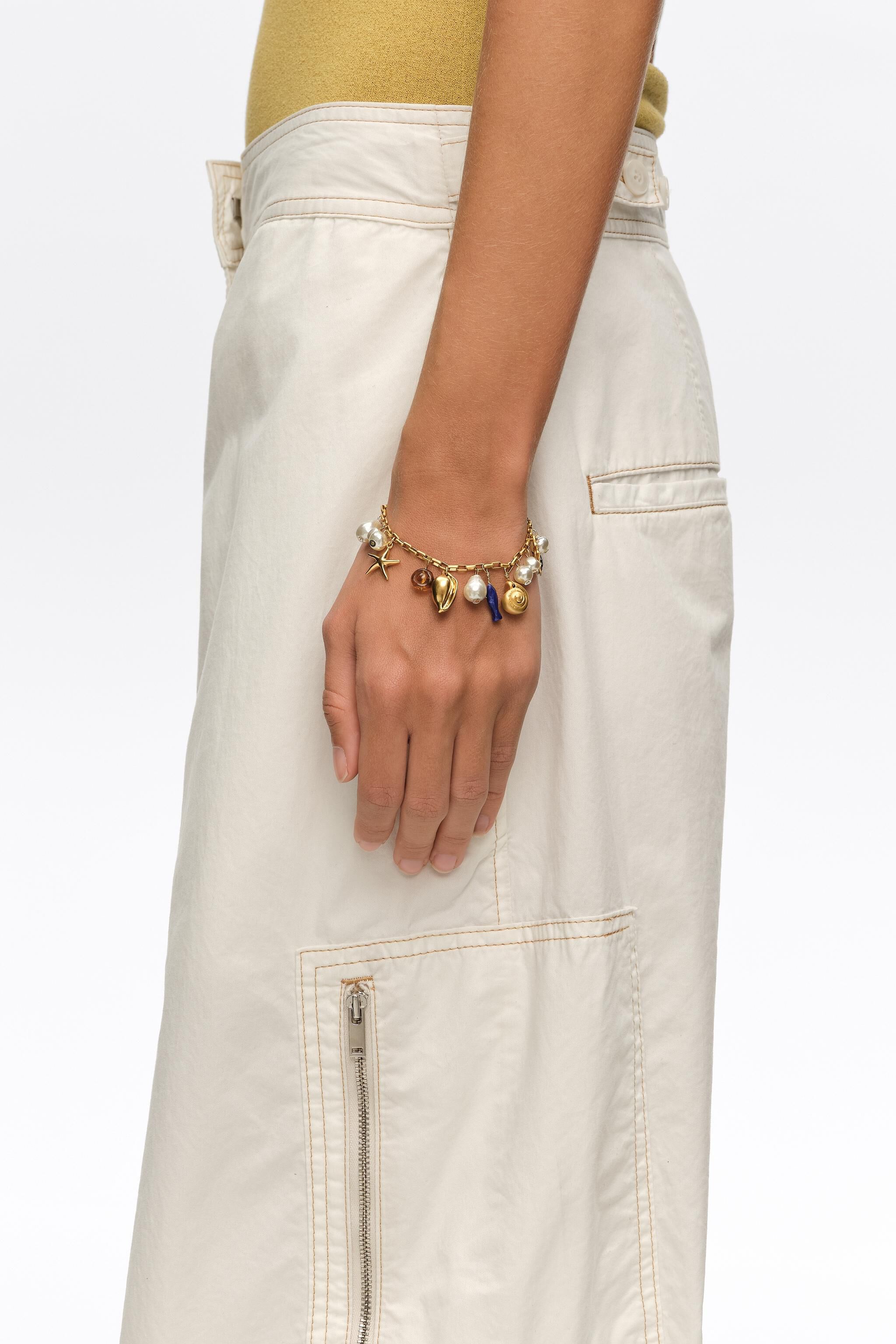 Matte gold Perlen- und Muschelarmband