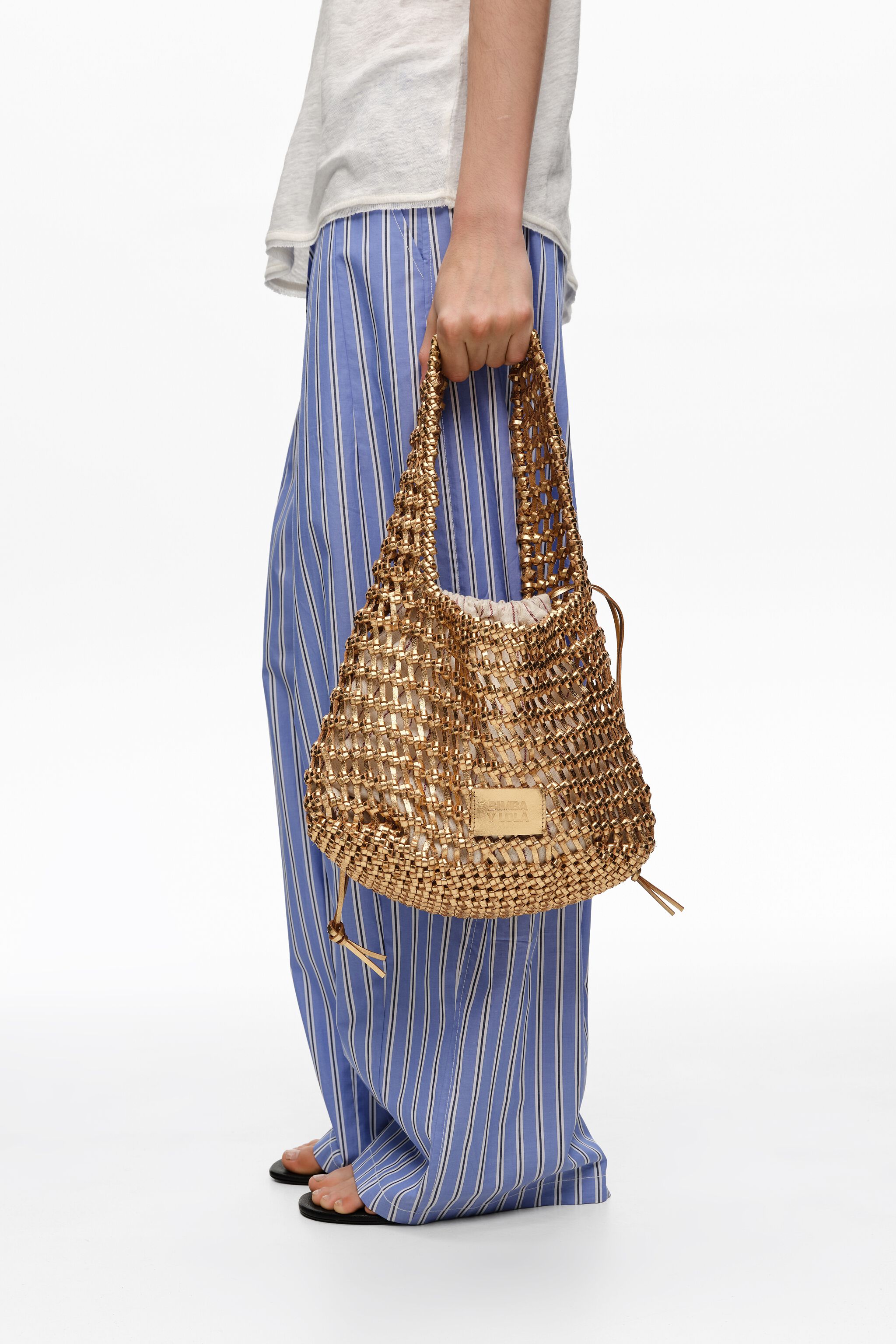Goldenes Leder-geflechtetes mittelgroßes Tasche