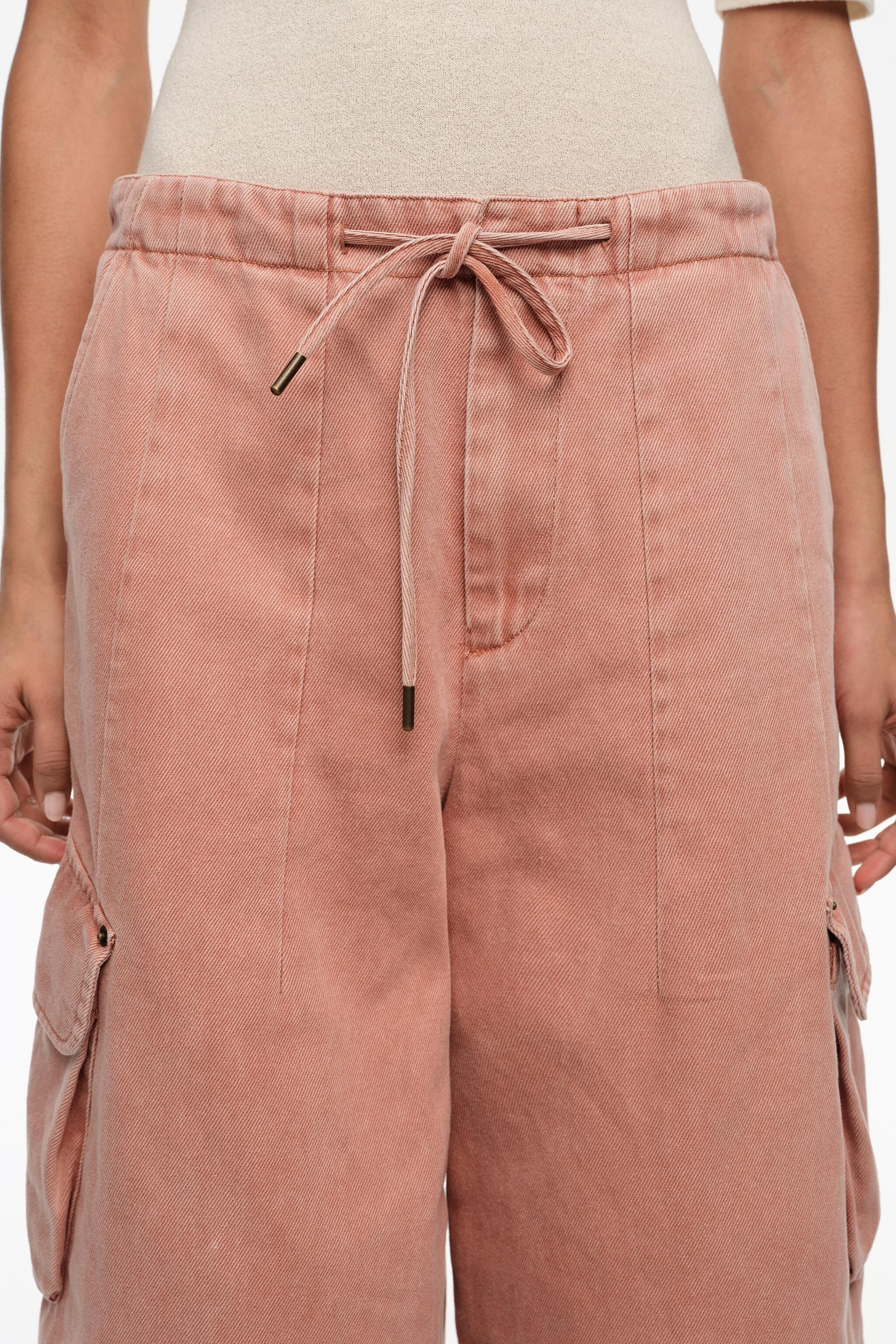 Pfirsichfarbene Denim-Cargo-Hosen