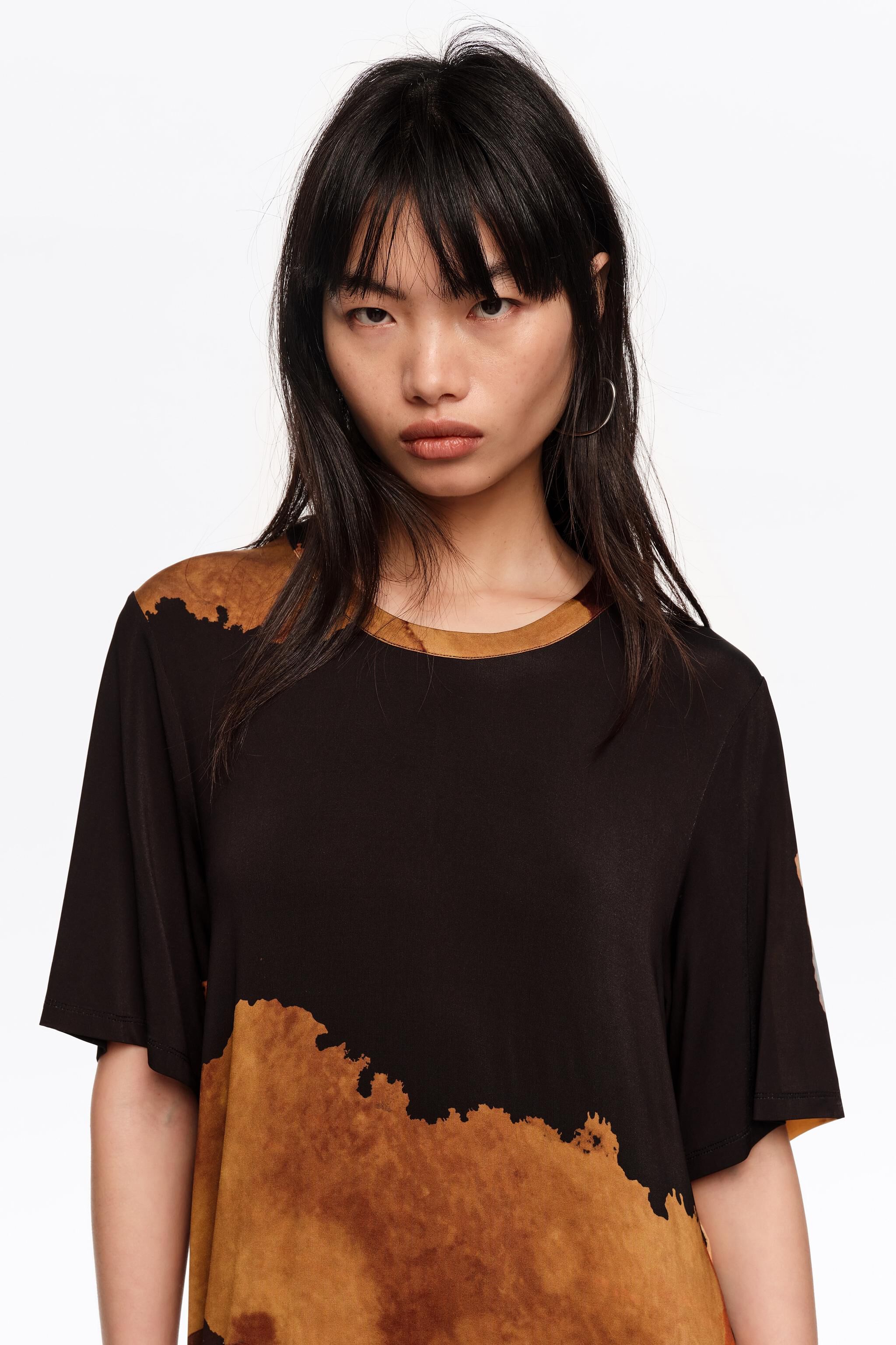 Blau schwarzer fließender Midi-T-Shirt-Kleid