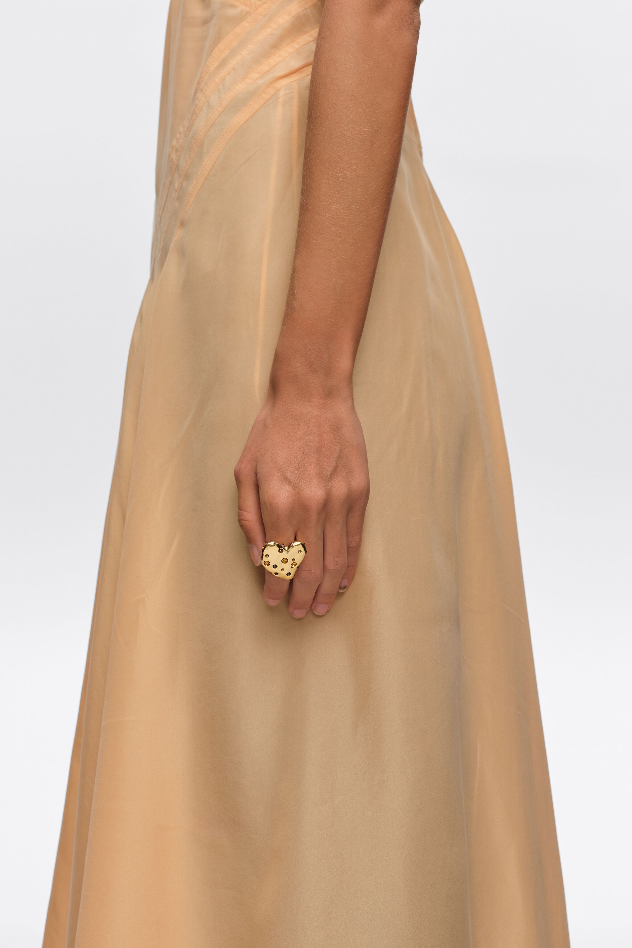 Herz-Stein-Ring mit matter Gold-Textur
