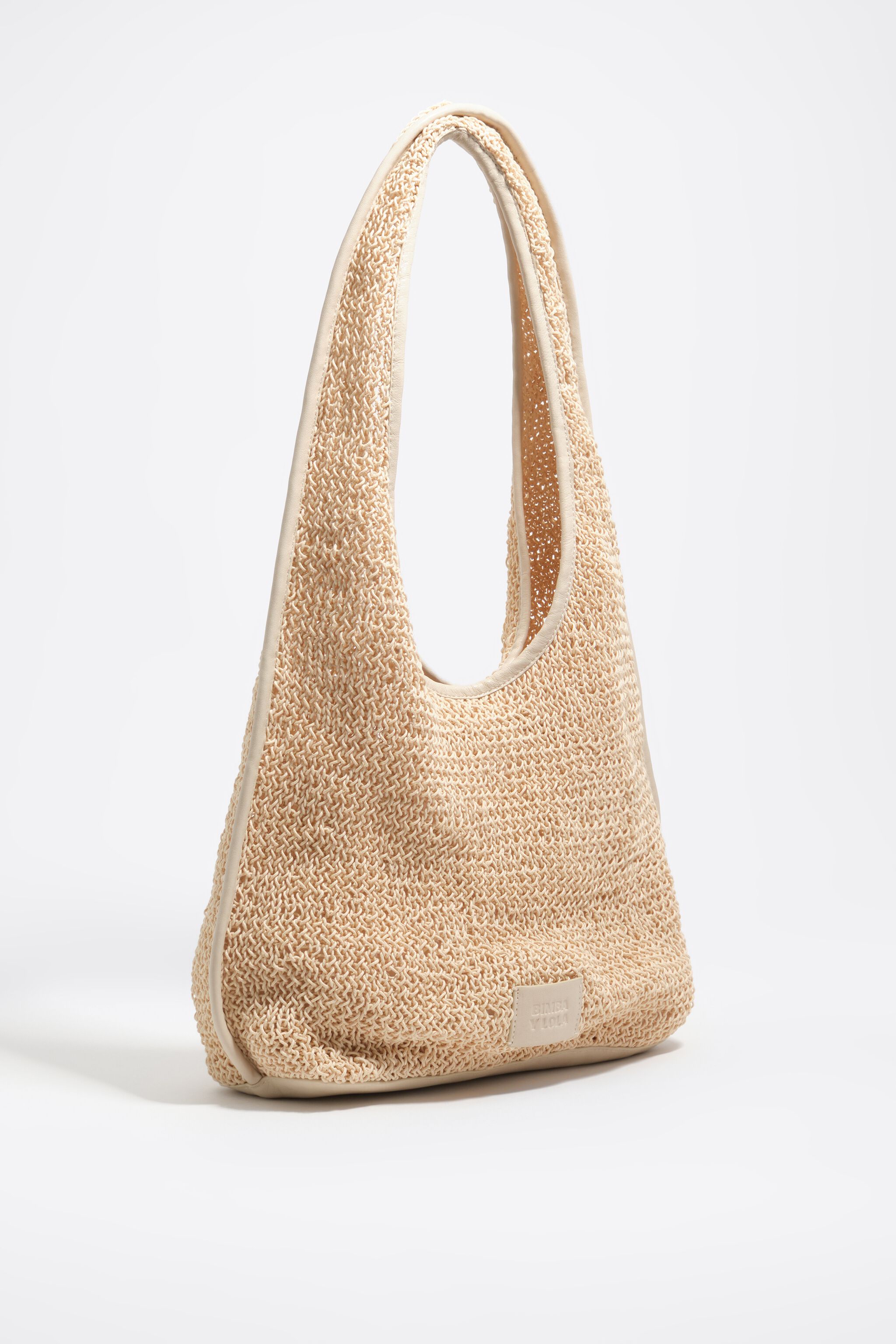 Große elfenbeinfarbene geflochtene Tasche