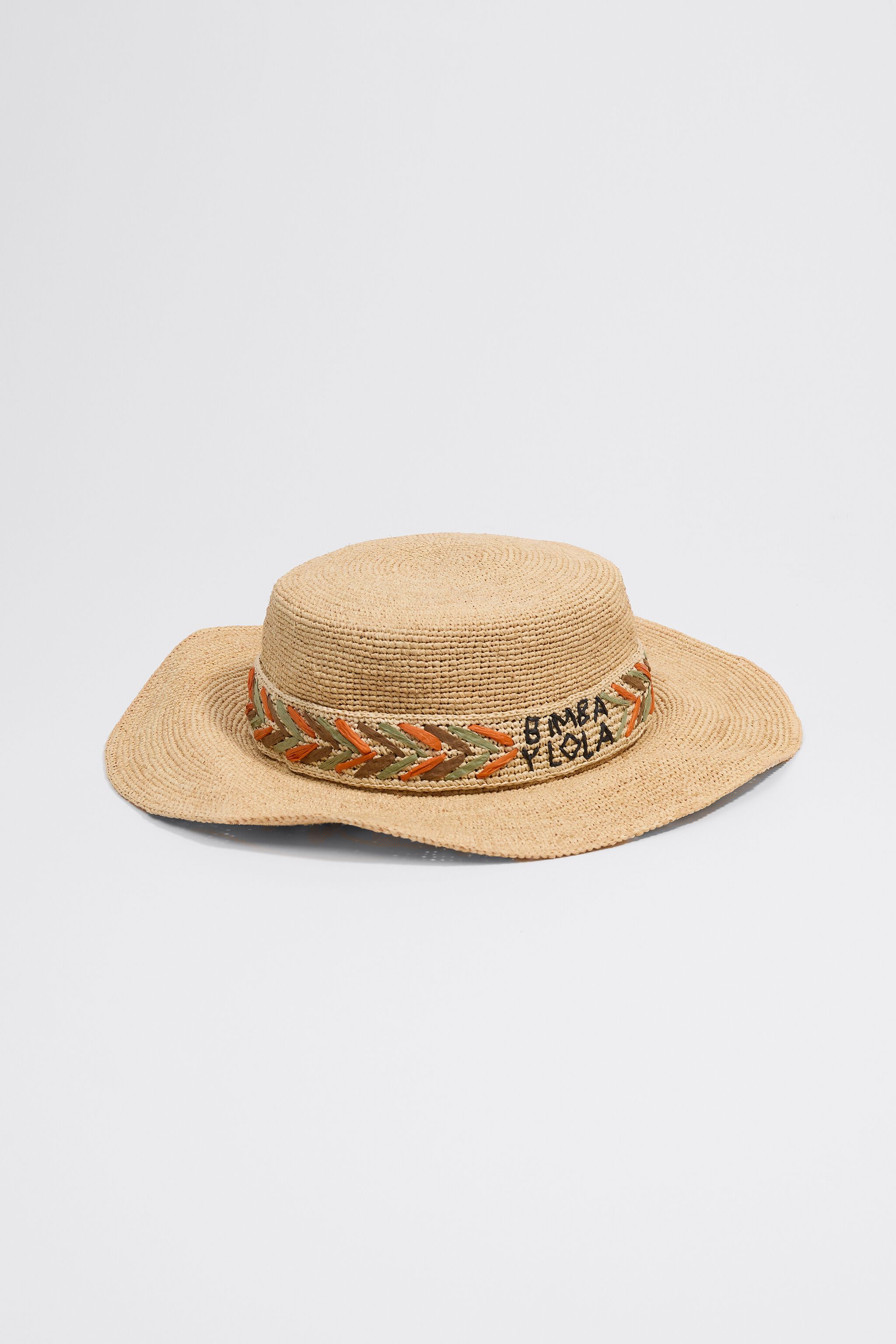 Raffia-Boater mit mehrfarbigem besticktem Band