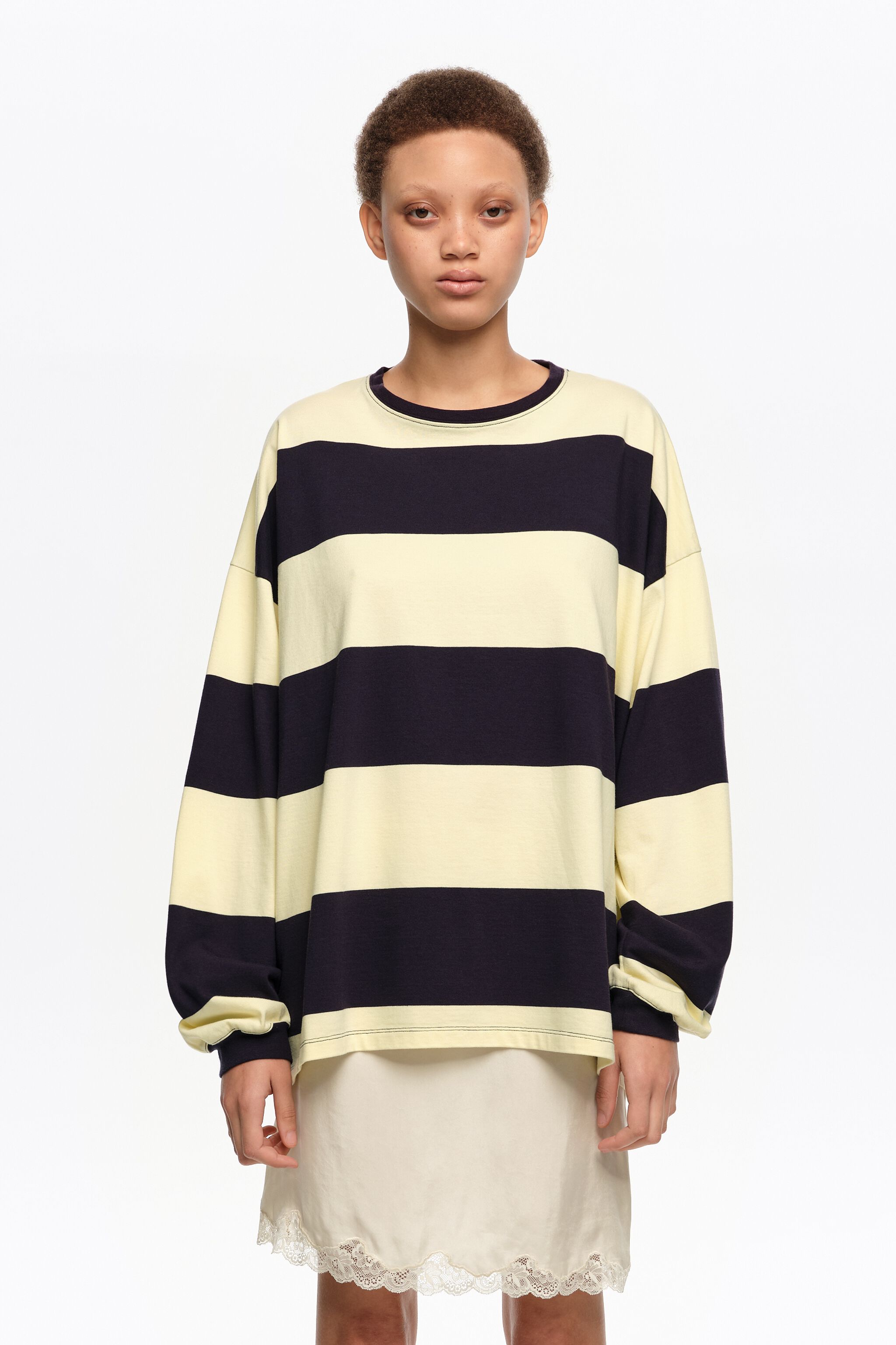 Blau- und gelbgestreiftes Oversize-T-Shirt
