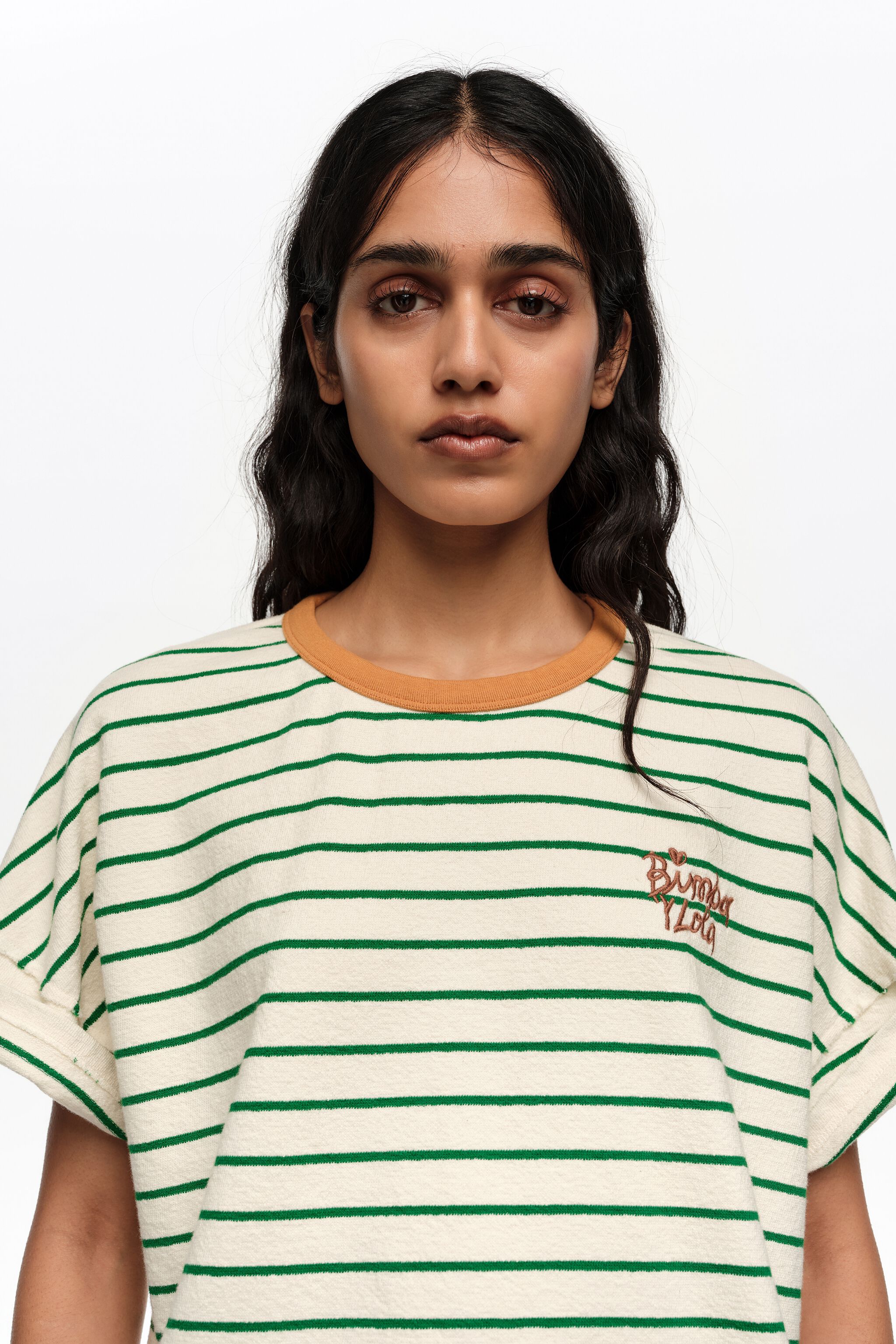 Grünes gestreiftes Kontrastfutter T-Shirt