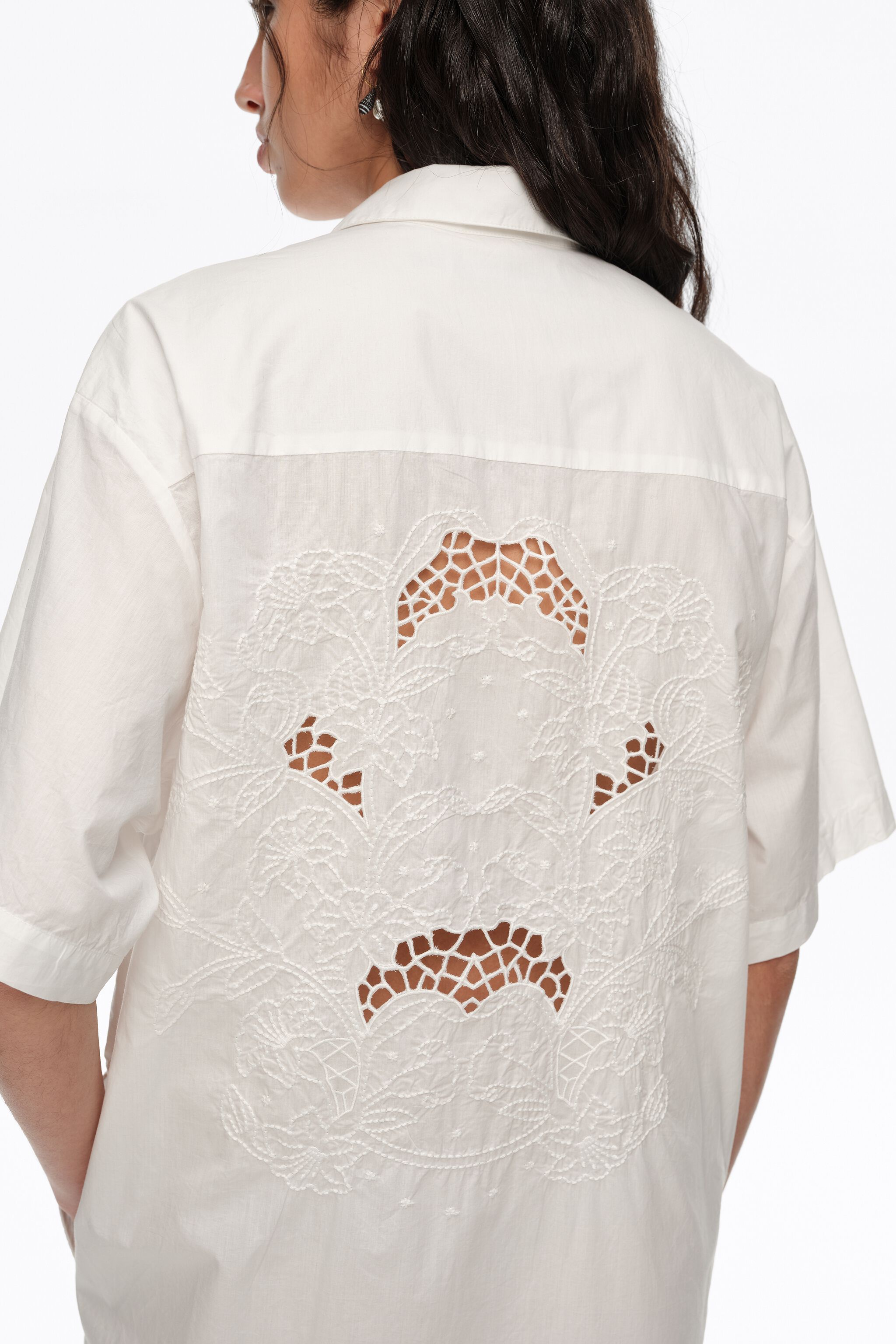 Weiße Baumwoll-Embroidery-Shirt-Kleid