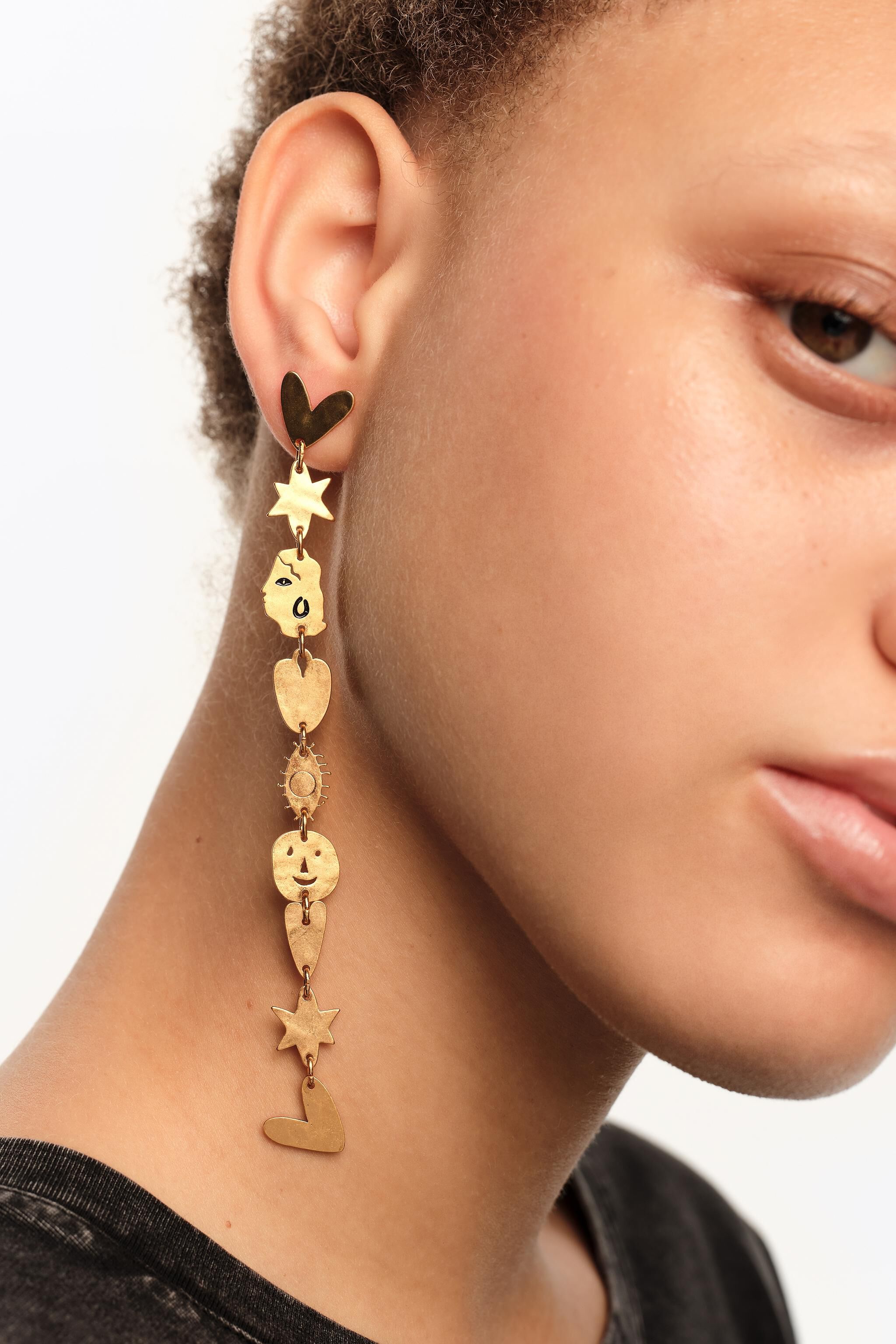 Matte goldene Metall-Silhouette-Ohrstecker
