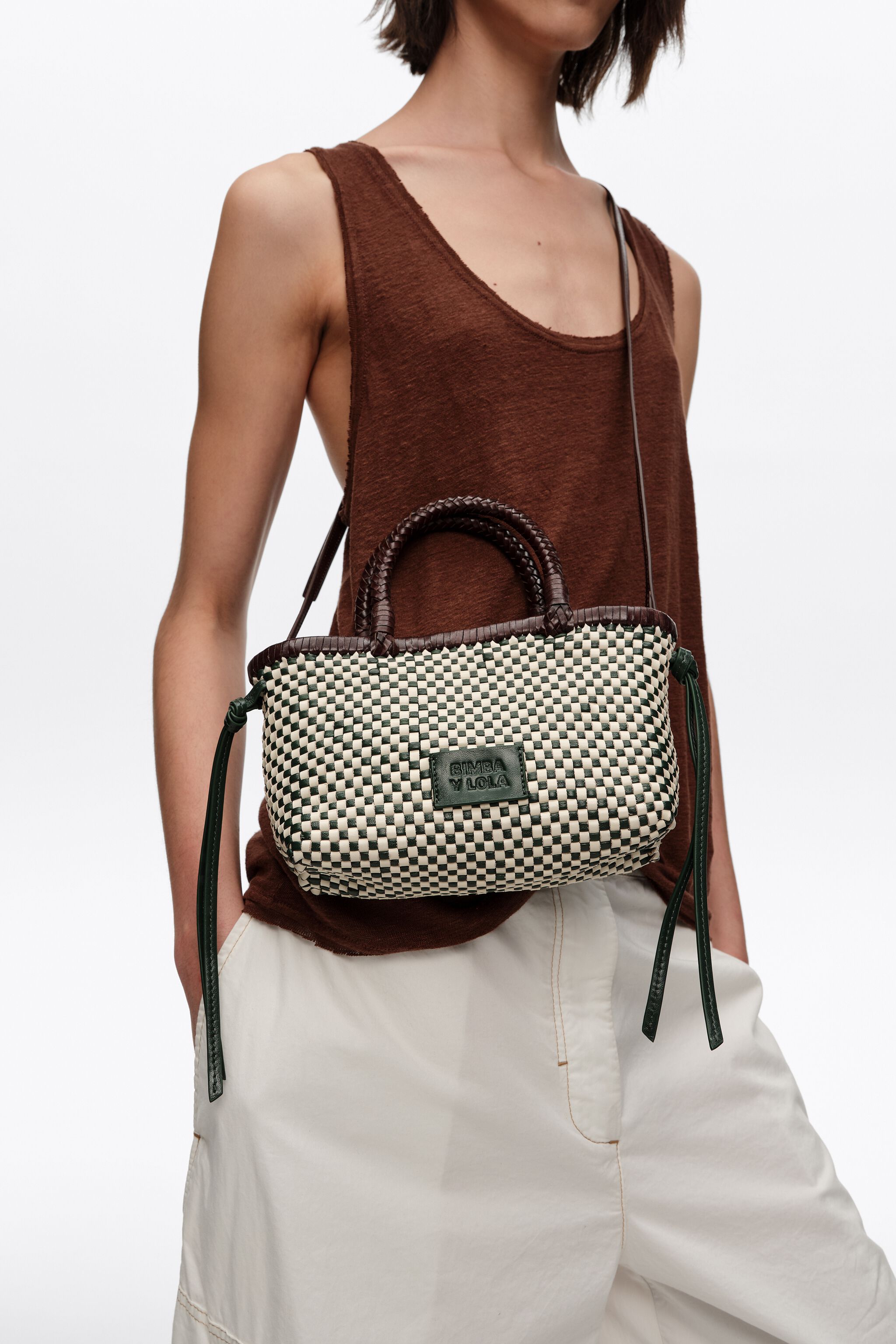 Dunkelgrüne Mini-geflechtete Lederhandtasche