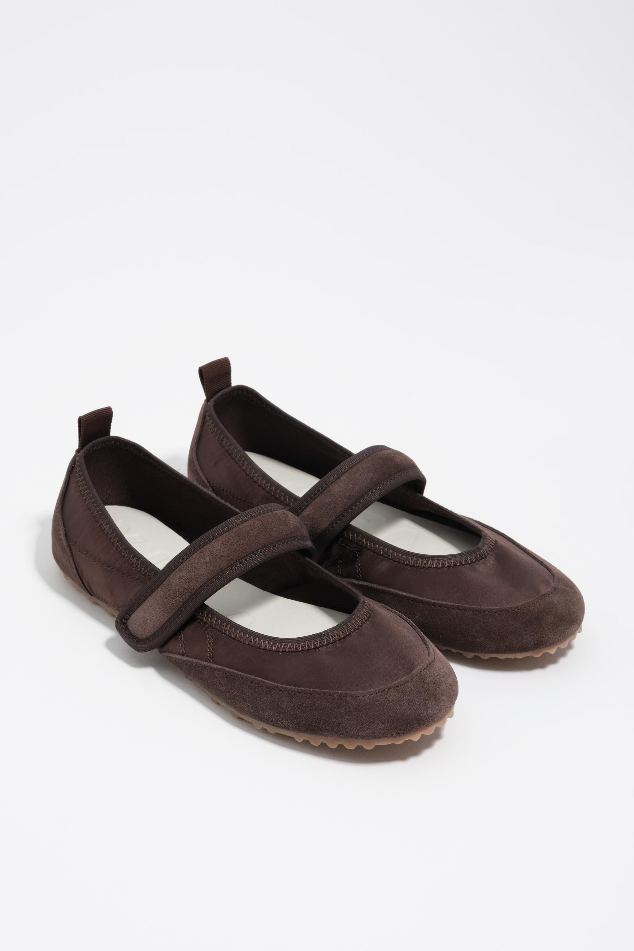 Schnürschuh aus Wildleder und Satin