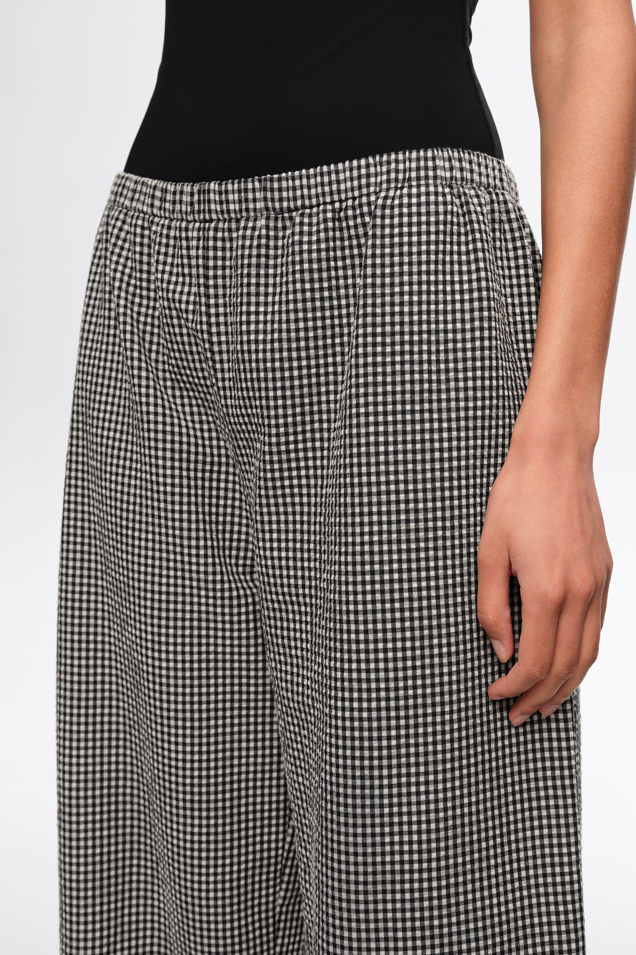 Schwarze karierte Hose mit verstellbaren Knöcheln