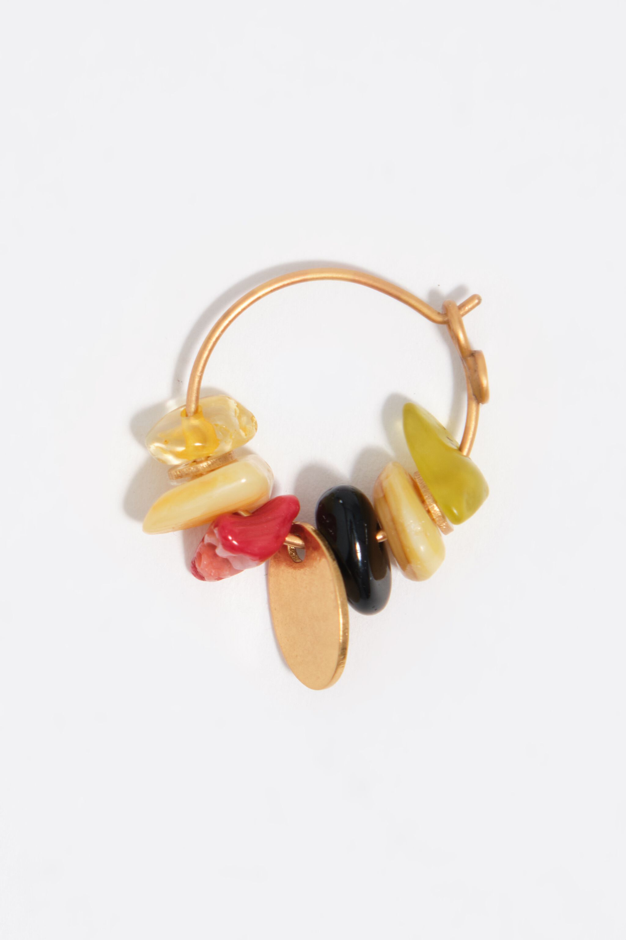 Hoop-Ohrstecker mit Steinen und altgoldener Metallstruktur