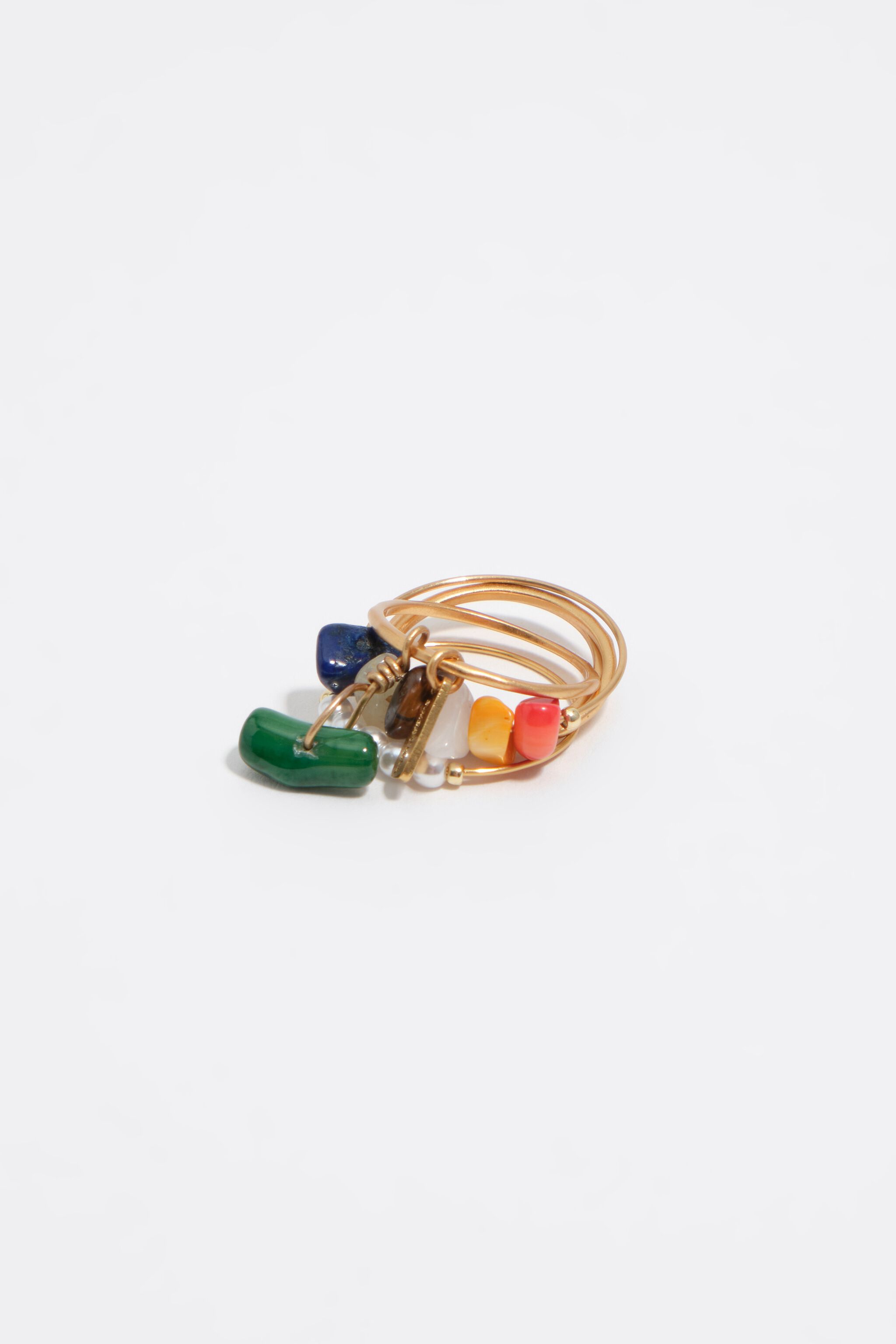 Set aus mattgoldenen Ringen mit Steinen und Perlen