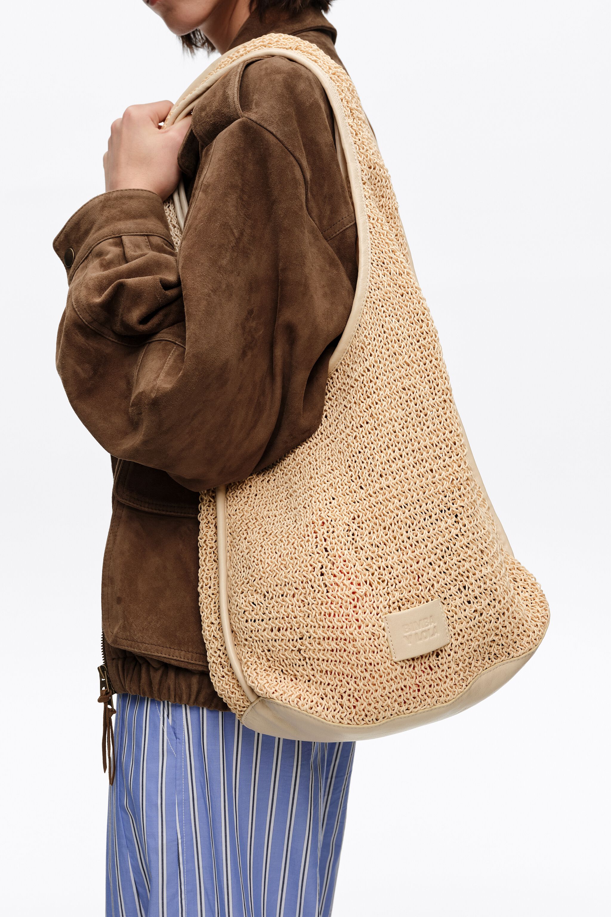 Große elfenbeinfarbene geflochtene Tasche
