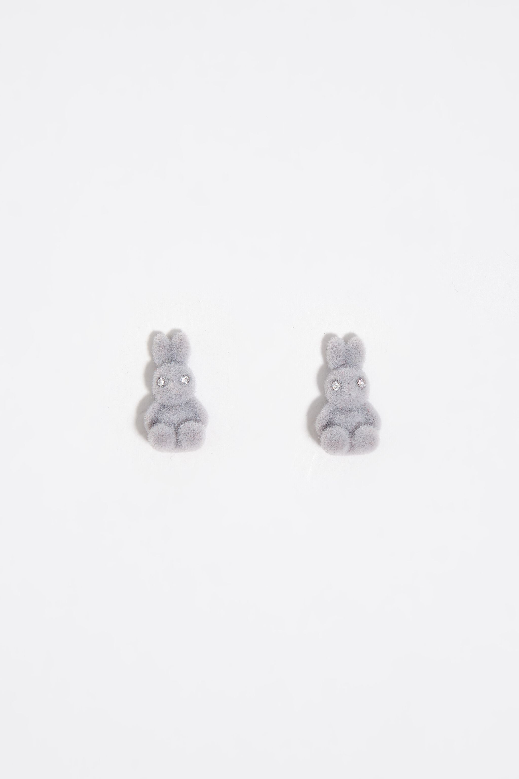 Graue filzige Ohrstecker mit Kaninchen