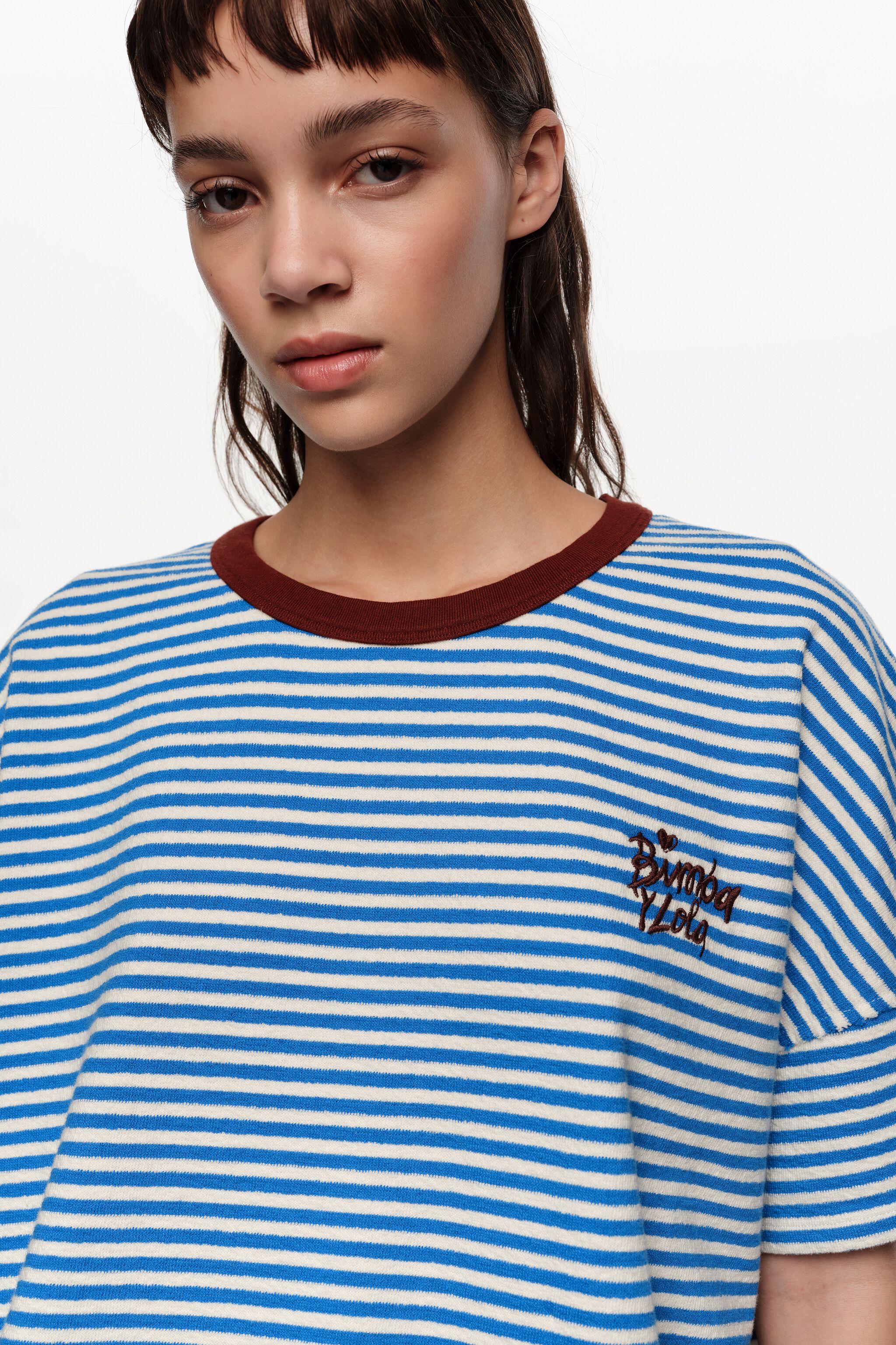 Blaues gestreiftes Kontrastpaspel-T-Shirt