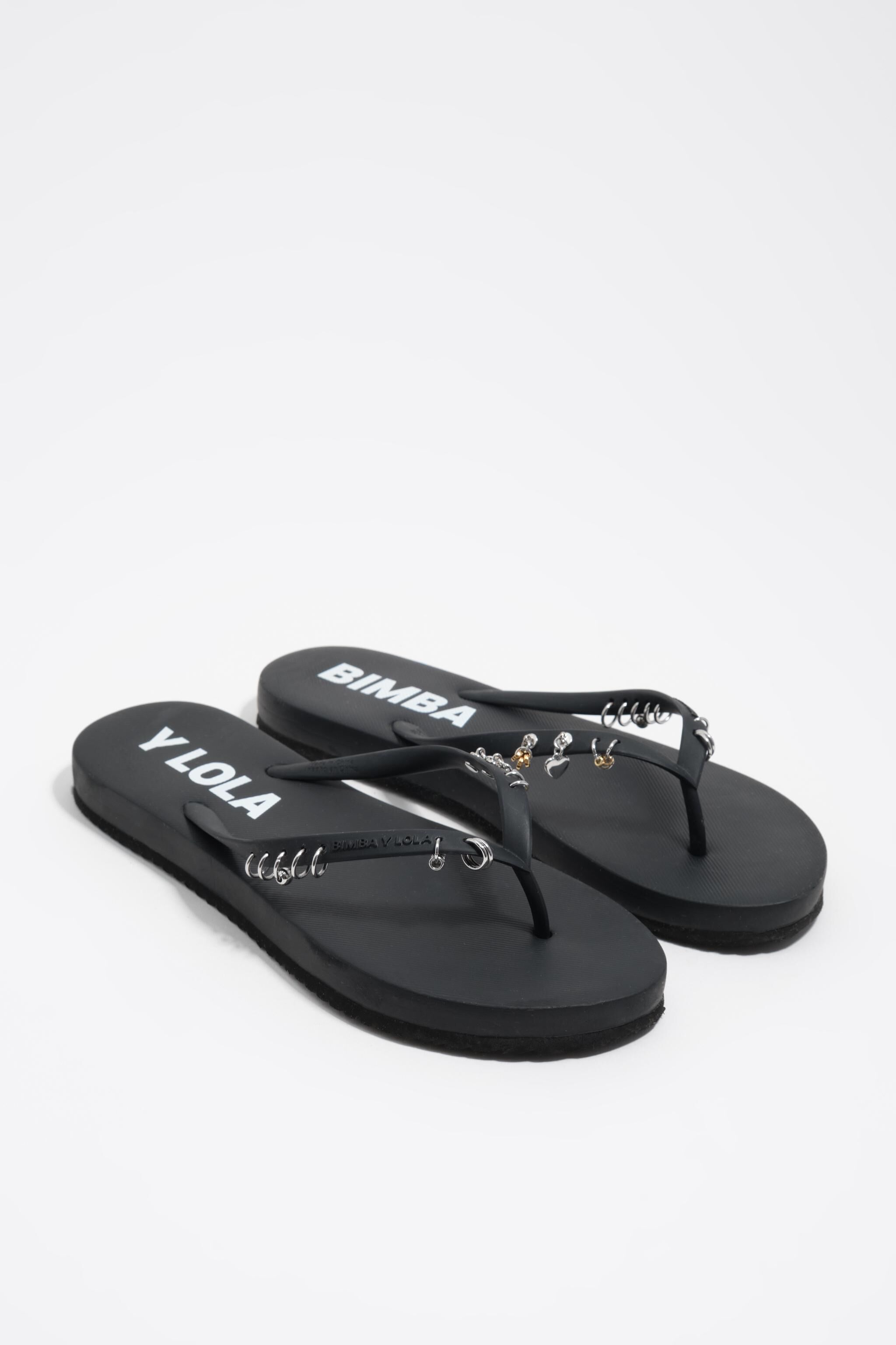 Schwarze Flip-Flop mit Durchbrüchen